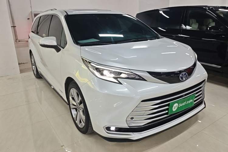 Used Toyota SIENNA 2023 2.5L Hybrid Platinum Edition Front Right 45 Deg