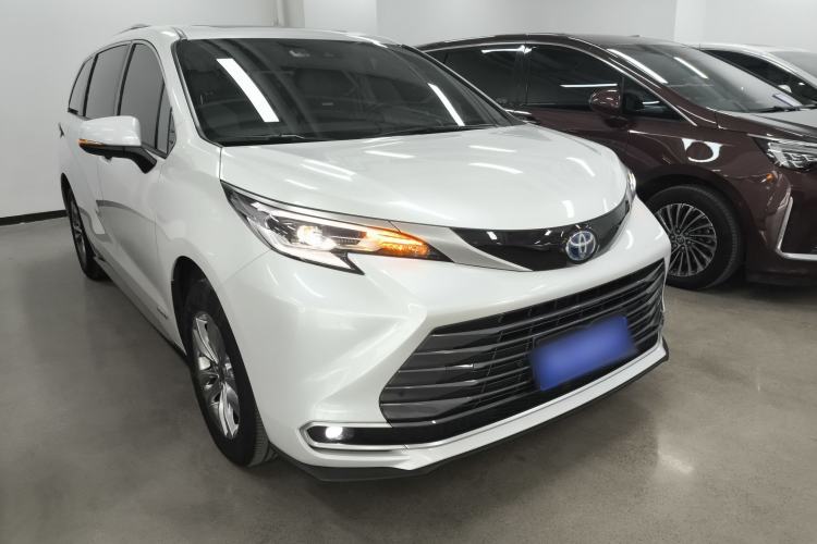 Used Toyota SIENNA 2023 2.5L Hybrid Luxury Edition Front Right 45 Deg