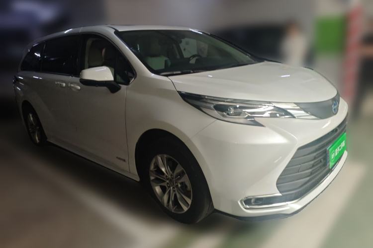 Used Toyota SIENNA 2023 2.5L Hybrid Comfort Edition Front Right 45 Deg