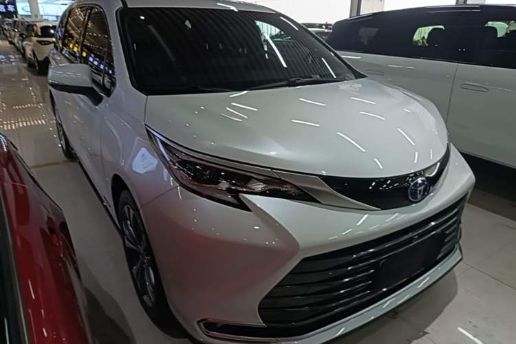 Used Toyota SIENNA 2023 2.5L Hybrid Deluxe Edition Front Right 45 Deg