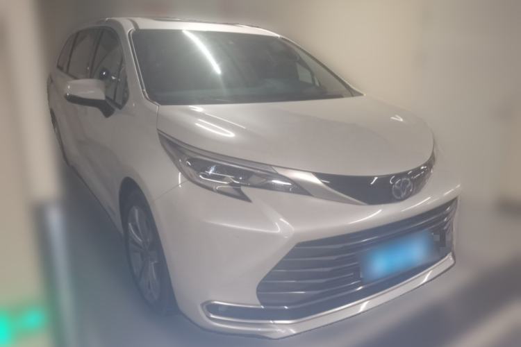 Used Toyota SIENNA 2023 2.5L Hybrid Deluxe Edition Front Right 45 Deg