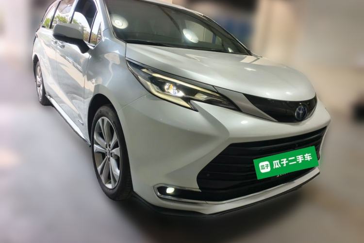 Used Toyota SIENNA 2023 2.5L Hybrid Deluxe Edition Front Right 45 Deg