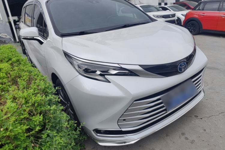 Used Toyota SIENNA 2023 2.5L Hybrid Deluxe Edition Front Right 45 Deg