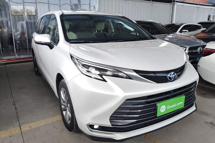 Used Toyota SIENNA 2023 2.5L Hybrid Luxury Edition Front Right 45 Deg