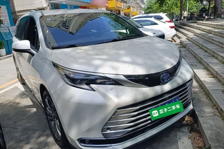 Used Toyota SIENNA 2023 2.5L Hybrid Platinum Edition Front Right 45 Deg