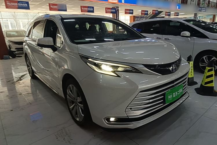 Used Toyota SIENNA 2023 2.5L Hybrid Deluxe Edition Front Right 45 Deg