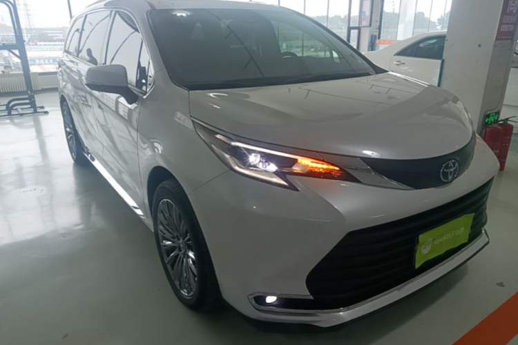 Used Toyota SIENNA 2023 2.5L Hybrid Comfort Edition Front Right 45 Deg