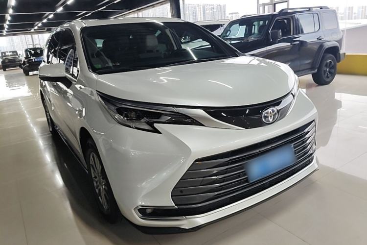 Used Toyota SIENNA 2023 2.5L Hybrid Luxury Edition Front Right 45 Deg