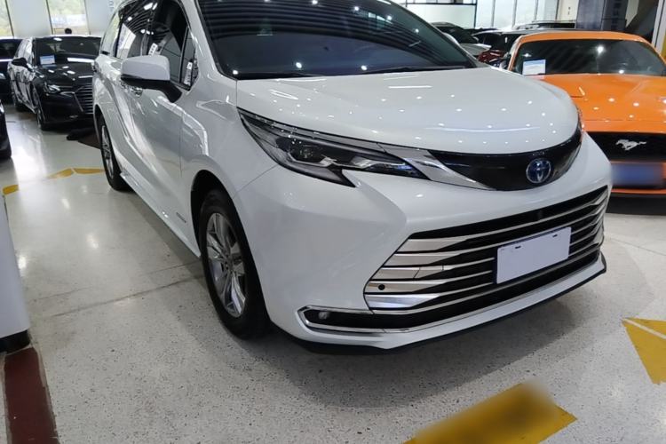 Used Toyota SIENNA 2023 2.5L Hybrid Comfort Edition Front Right 45 Deg