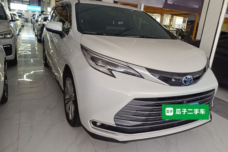 Used Toyota SIENNA 2023 2.5L Hybrid Deluxe Edition Front Right 45 Deg