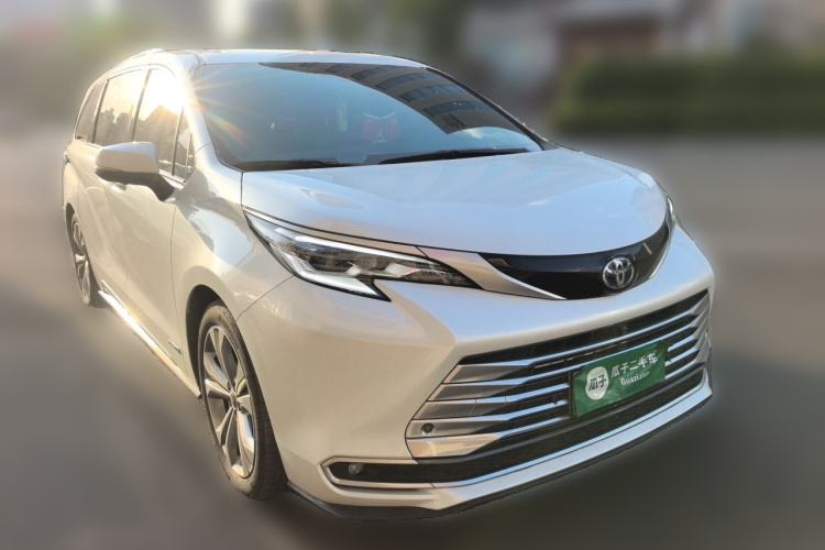 Used Toyota SIENNA 2023 2.5L Hybrid Platinum Edition Front Right 45 Deg