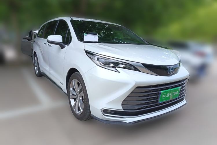Used Toyota SIENNA 2023 2.5L Hybrid Deluxe Edition Front Right 45 Deg