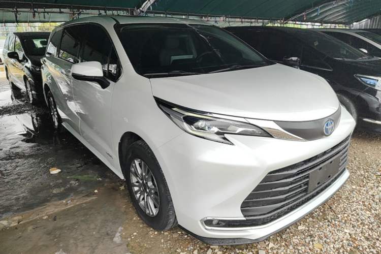 Used Toyota SIENNA 2023 2.5L Hybrid Comfort Edition Front Right 45 Deg