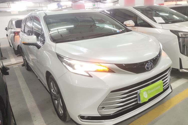 Used Toyota SIENNA 2023 2.5L Hybrid Platinum Edition Front Right 45 Deg