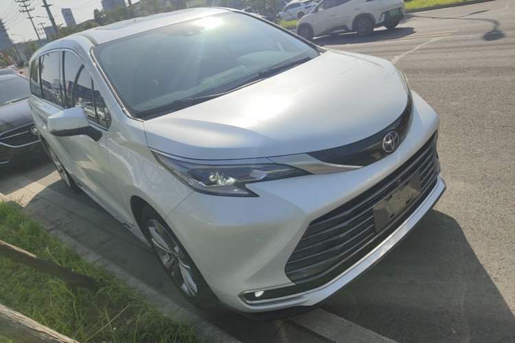 Used Toyota SIENNA 2023 2.5L Hybrid Deluxe Edition Front Right 45 Deg