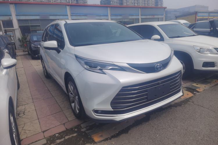 Used Toyota SIENNA 2023 2.5L Hybrid Deluxe Edition Front Right 45 Deg