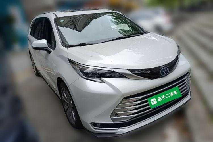 Used Toyota SIENNA 2023 2.5L Hybrid Platinum Edition Front Right 45 Deg