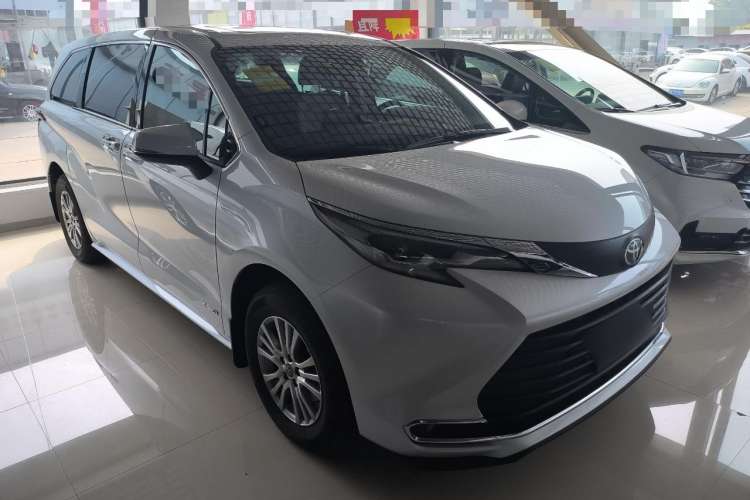 Used Toyota SIENNA 2023 2.5L Hybrid Comfort Edition Front Right 45 Deg