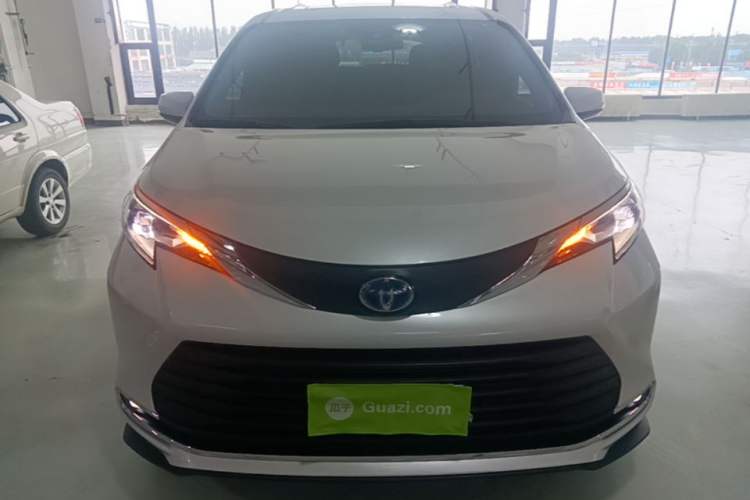 Used Toyota SIENNA 2023 2.5L Hybrid Comfort Edition Front