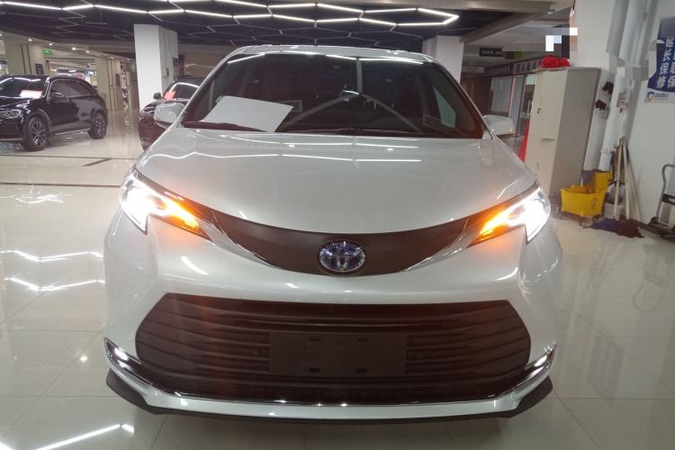 Used Toyota SIENNA 2023 2.5L Hybrid Comfort Edition Front