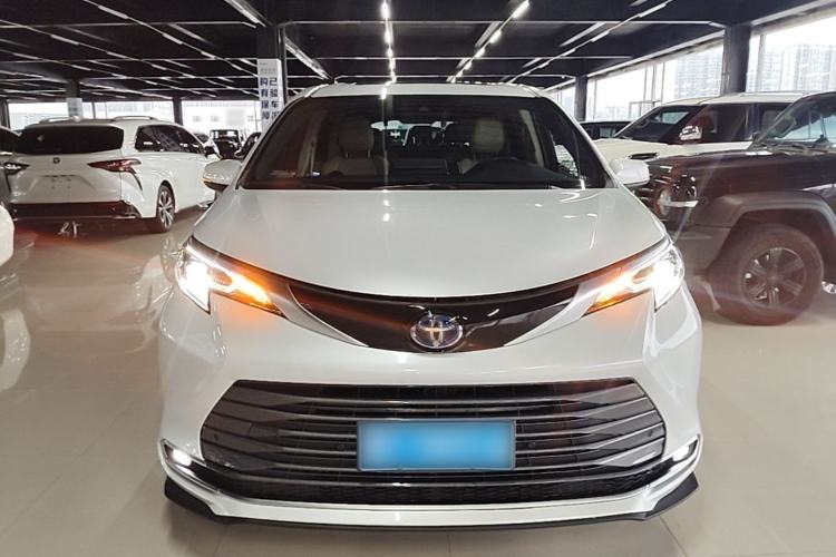 Used Toyota SIENNA 2023 2.5L Hybrid Luxury Edition Front