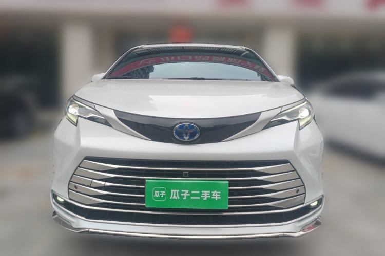Used Toyota SIENNA 2023 2.5L Hybrid Deluxe Edition Front