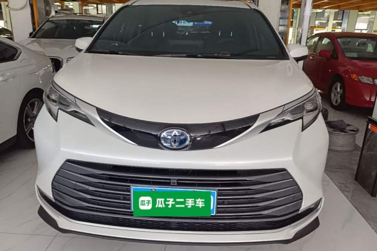 Used Toyota SIENNA 2023 2.5L Hybrid Deluxe Edition Front