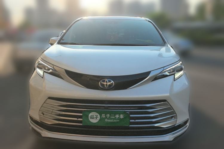 Used Toyota SIENNA 2023 2.5L Hybrid Platinum Edition Front