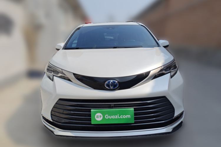 Used Toyota SIENNA 2023 2.5L Hybrid Deluxe Edition Front