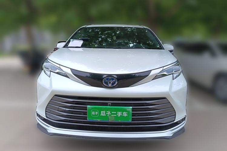 Used Toyota SIENNA 2023 2.5L Hybrid Deluxe Edition Front
