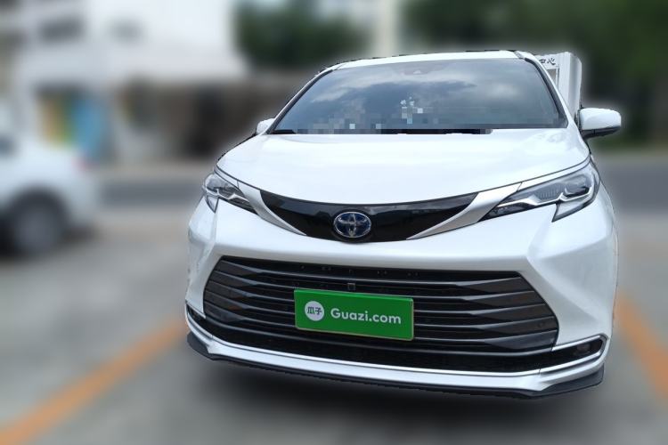 Used Toyota SIENNA 2023 2.5L Hybrid Deluxe Edition Front