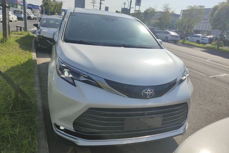Used Toyota SIENNA 2023 2.5L Hybrid Deluxe Edition Front