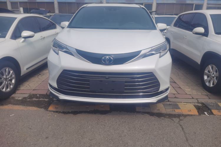 Used Toyota SIENNA 2023 2.5L Hybrid Deluxe Edition Front