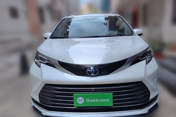 Used Toyota SIENNA 2023 2.5L Hybrid Deluxe Edition Front
