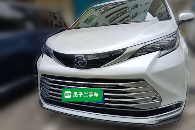 Used Toyota SIENNA 2023 2.5L Hybrid Platinum Edition Front