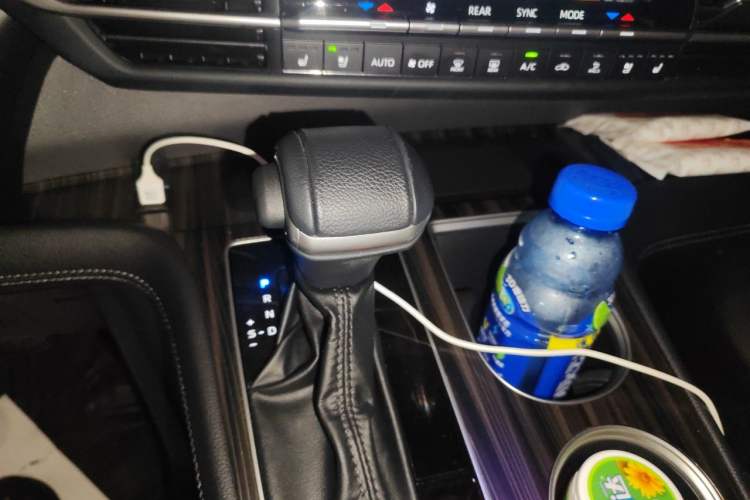 Used Toyota SIENNA 2023 Updated Version 2.5L Hybrid Platinum Edition Gear Lever