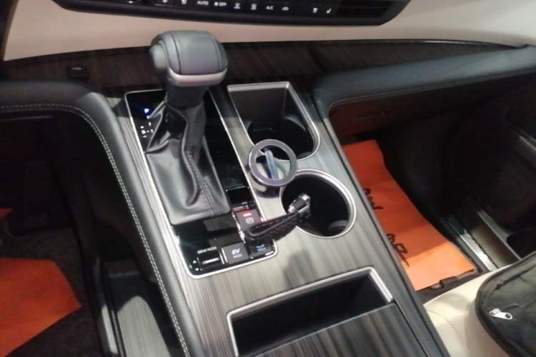 Used Toyota SIENNA 2023 2.5L Hybrid Deluxe Edition Gear Lever