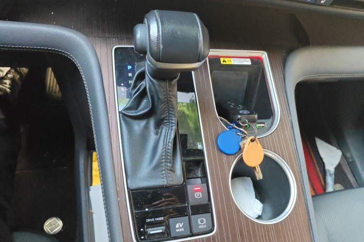 Used Toyota SIENNA 2023 2.5L Hybrid Luxury Edition Gear Lever