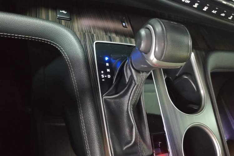 Used Toyota SIENNA 2023 2.5L Hybrid Platinum Edition Gear Lever