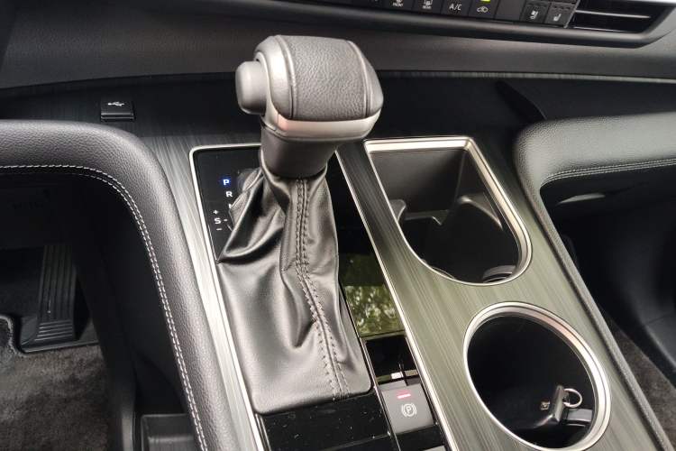 Used Toyota SIENNA 2023 2.5L Hybrid Deluxe Edition Gear Lever