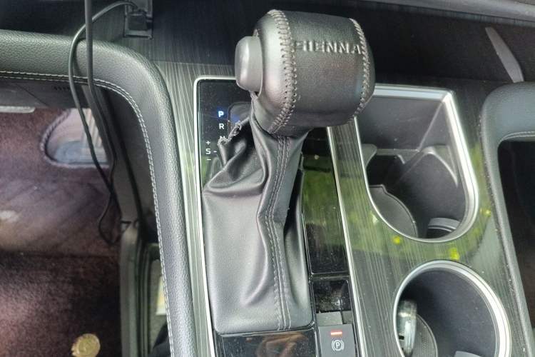 Used Toyota SIENNA 2023 2.5L Hybrid Deluxe Edition Gear Lever