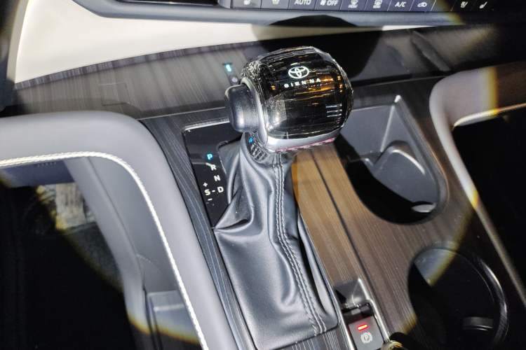 Used Toyota SIENNA 2023 2.5L Hybrid Comfort Edition Gear Lever