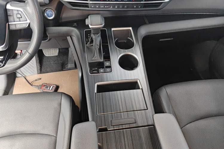 Used Toyota SIENNA 2023 2.5L Hybrid Deluxe Edition Gear Lever