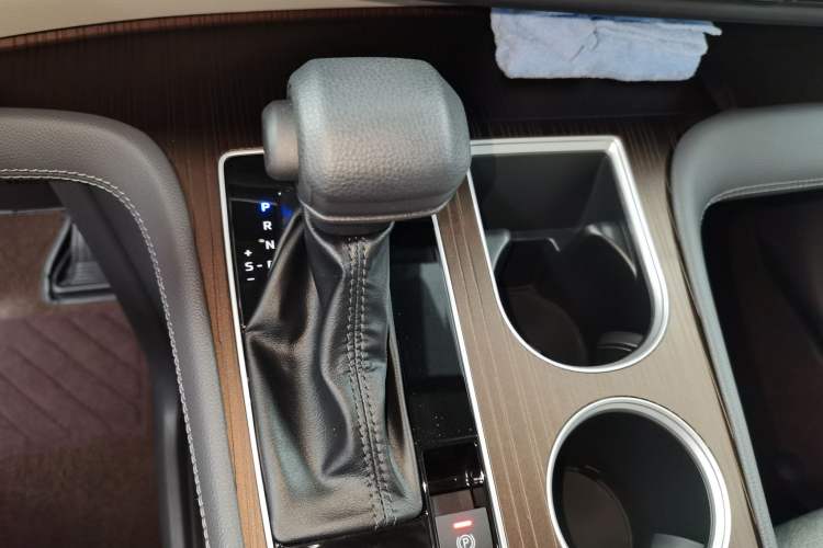 Used Toyota SIENNA 2023 2.5L Hybrid Comfort Edition Gear Lever