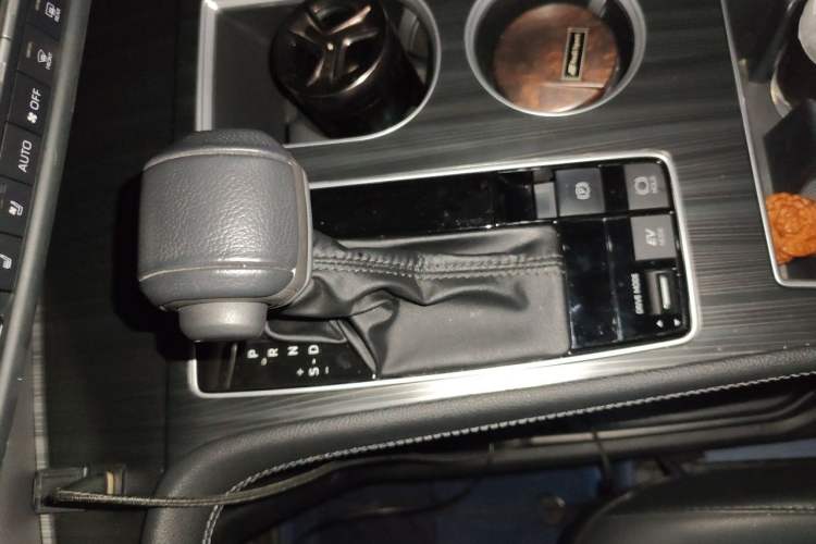 Used Toyota SIENNA 2023 2.5L Hybrid Deluxe Edition Gear Lever