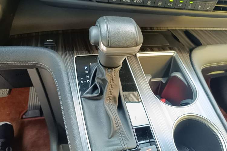 Used Toyota SIENNA 2023 2.5L Hybrid Platinum Edition Gear Lever