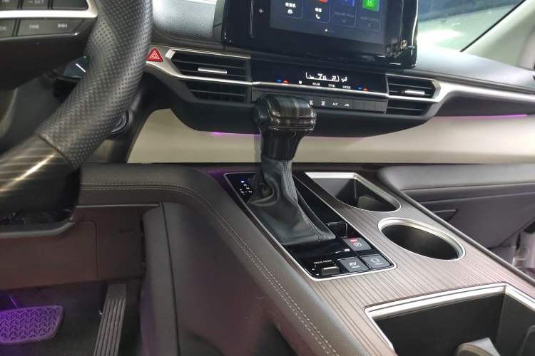 Used Toyota SIENNA 2023 2.5L Hybrid Comfort Edition Gear Lever
