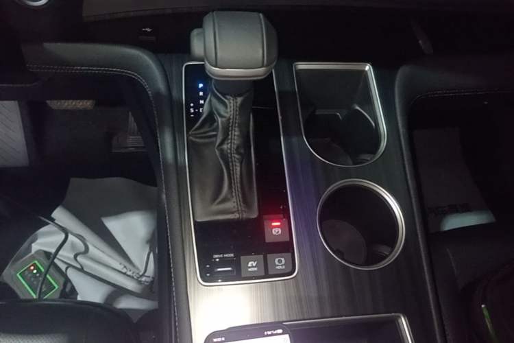 Used Toyota SIENNA 2023 2.5L Hybrid Deluxe Edition Gear Lever