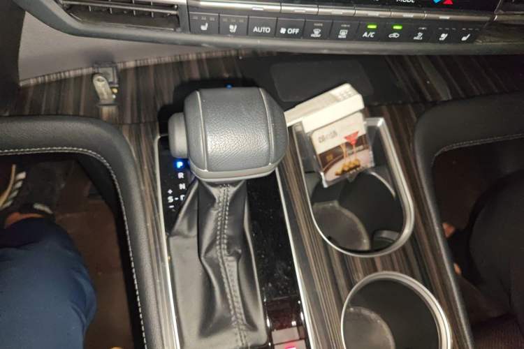 Used Toyota SIENNA 2023 2.5L Hybrid Platinum Edition Gear Lever