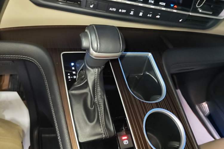 Used Toyota SIENNA 2023 2.5L Hybrid Luxury Edition Gear Lever